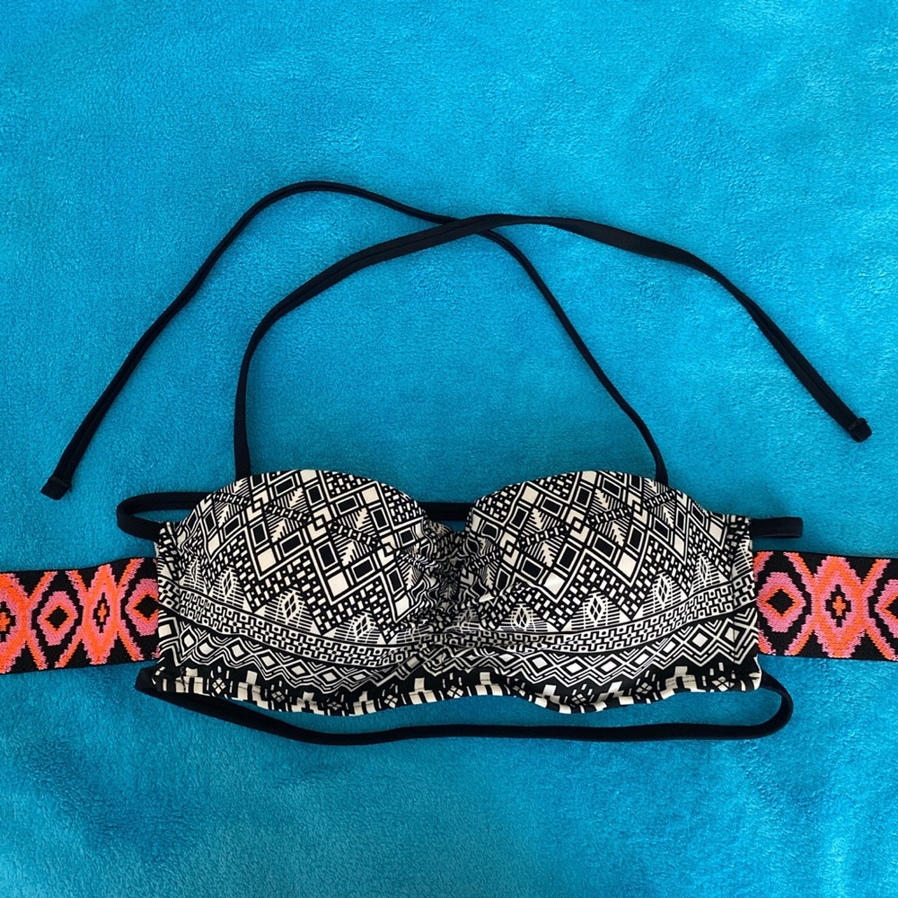 Xhilaration Geometric Bikini Swim Top. Size Small. Never Worn!